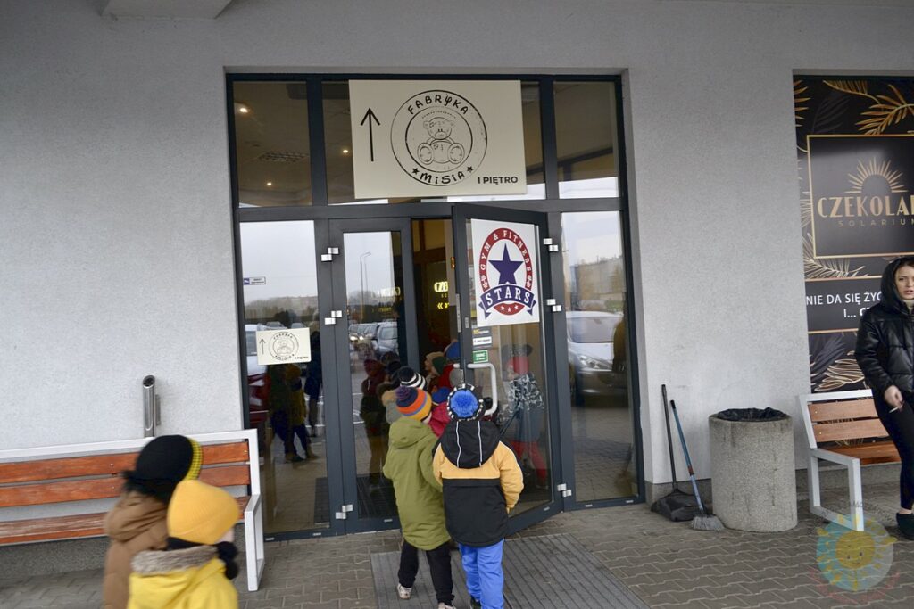 Dzieci wchodzące do Fabryki Misia - Przedszkole Samorządowe Nr 2 Pod Słonkiem w Białymstoku