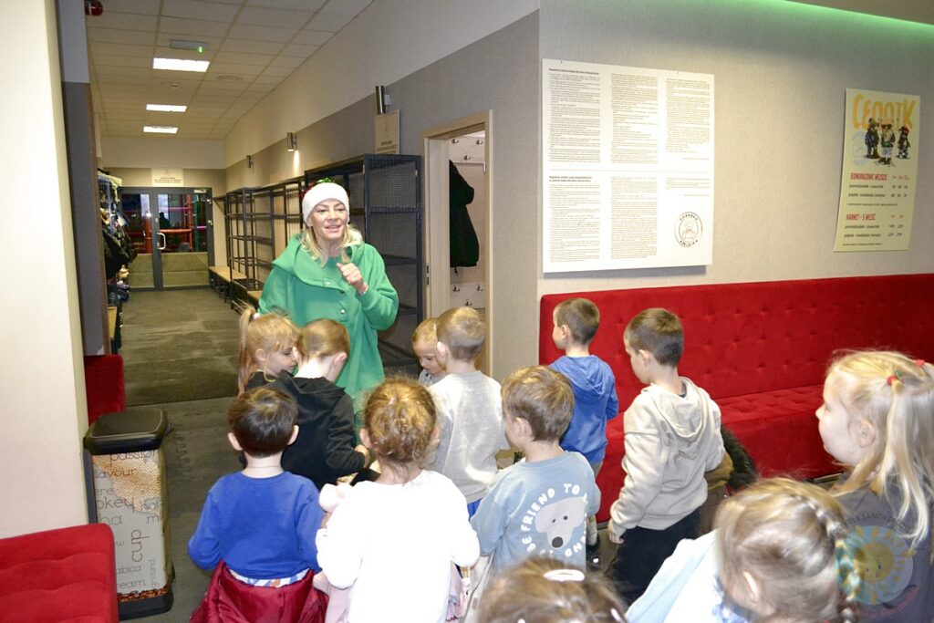 Dzieci czekające w szatni - Przedszkole Samorządowe Nr 2 Pod Słonkiem w Białymstoku