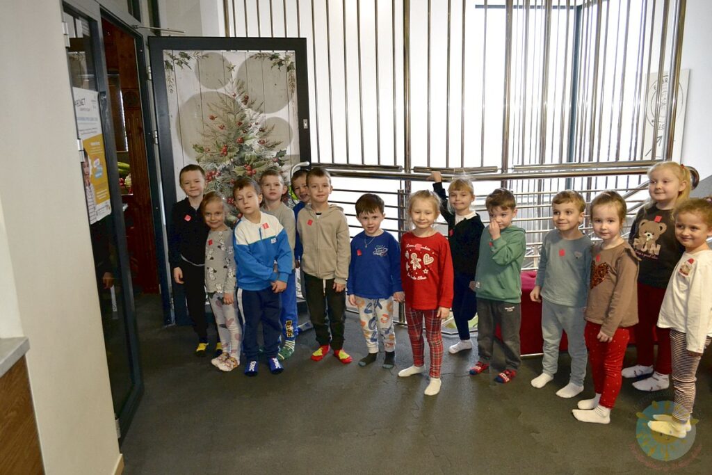 Dzieci w kolejce do wejścia - Przedszkole Samorządowe Nr 2 Pod Słonkiem w Białymstoku