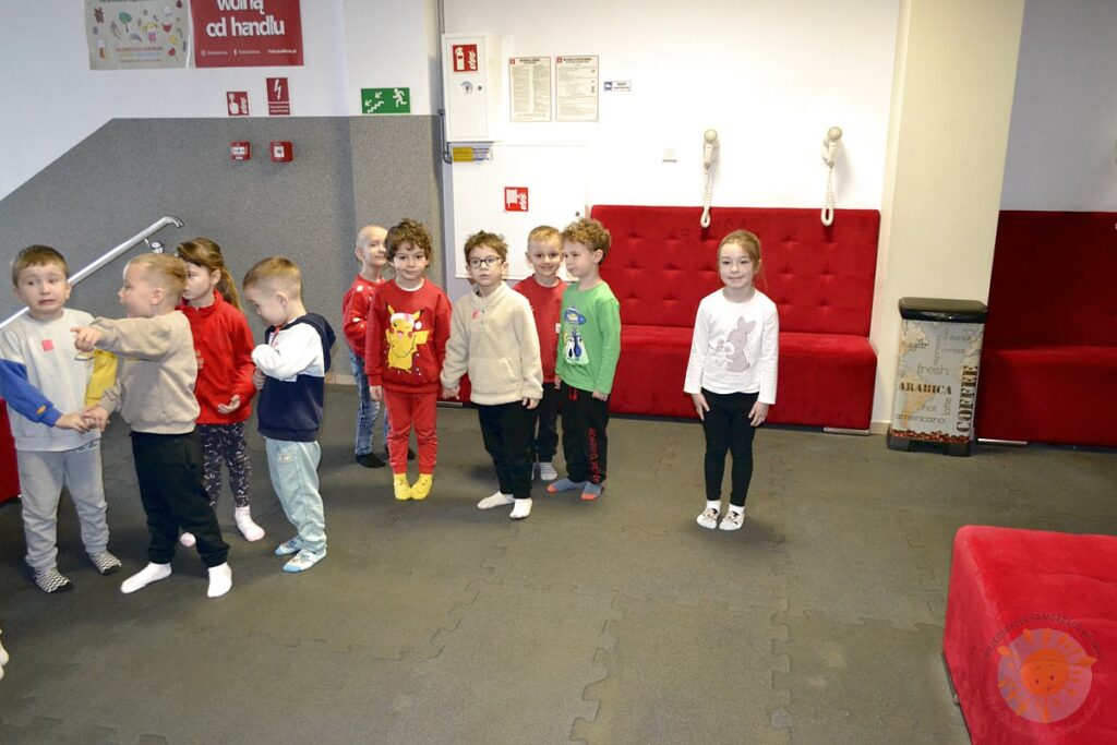 Dzieci w kolejce do wejścia - Przedszkole Samorządowe Nr 2 Pod Słonkiem w Białymstoku