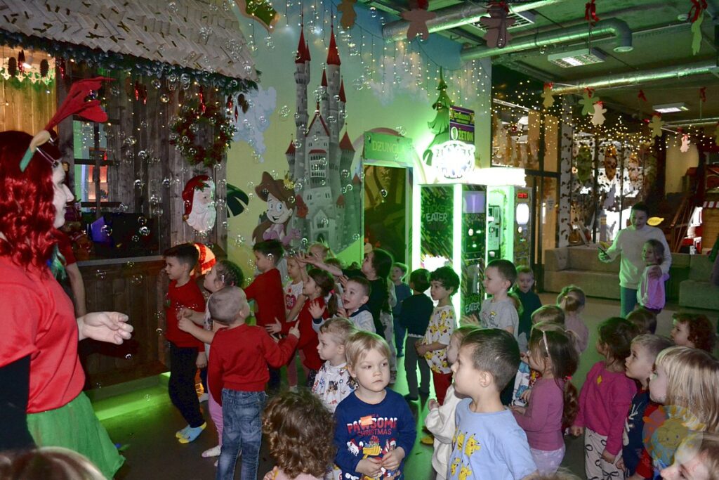 Bawiące się dzieci w Fabryce Misia - Przedszkole Samorządowe Nr 2 Pod Słonkiem w Białymstoku