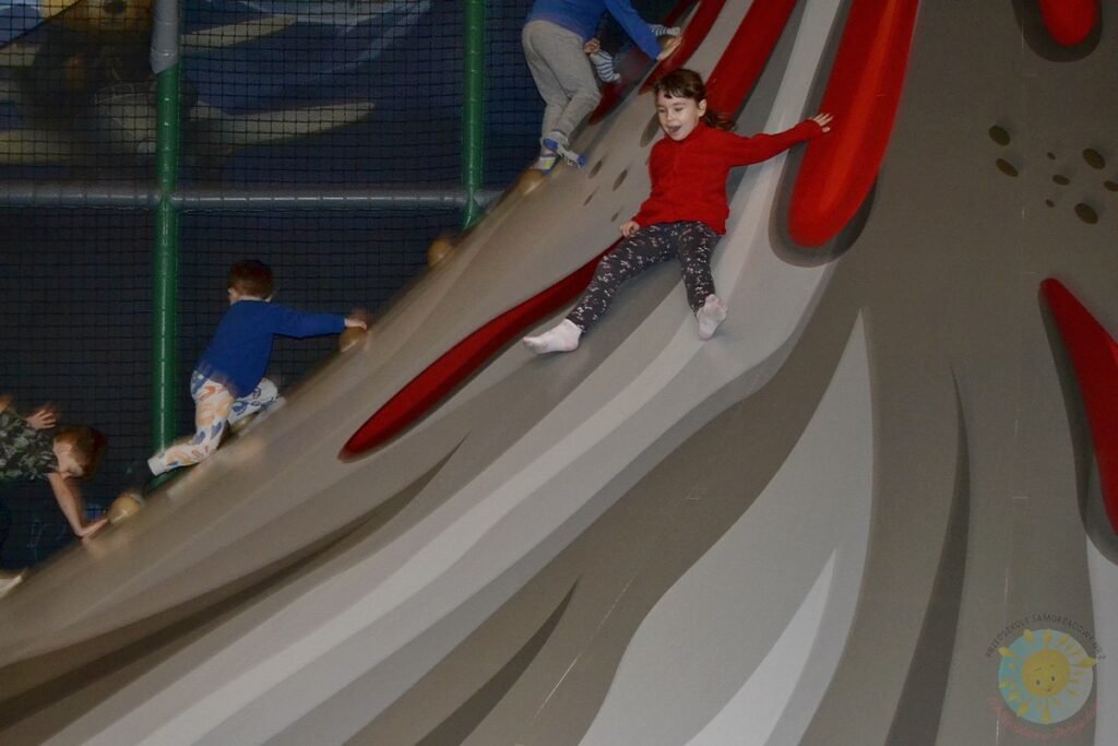 Bawiące się dzieci w Fabryce Misia - Przedszkole Samorządowe Nr 2 Pod Słonkiem w Białymstoku