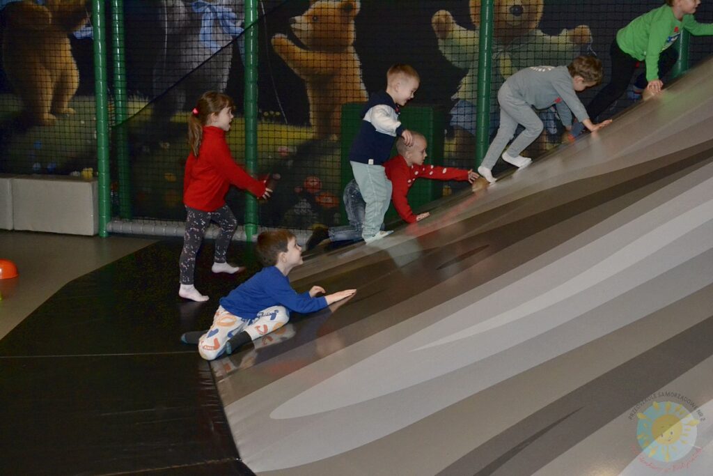 Bawiące się dzieci w Fabryce Misia - Przedszkole Samorządowe Nr 2 Pod Słonkiem w Białymstoku