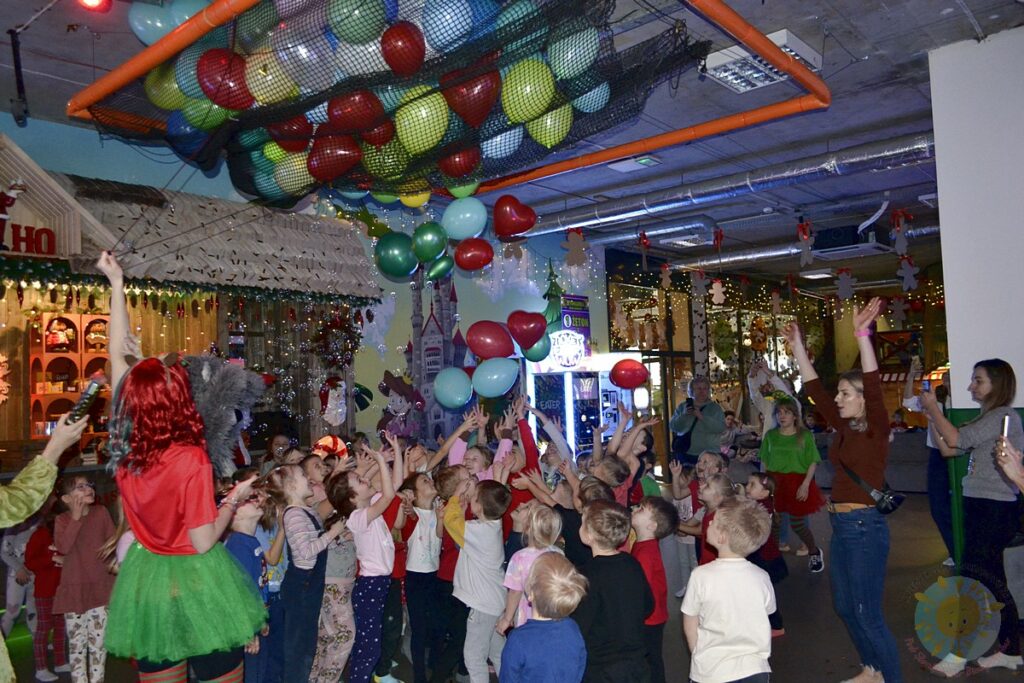 Bawiące się dzieci w Fabryce Misia - Przedszkole Samorządowe Nr 2 Pod Słonkiem w Białymstoku