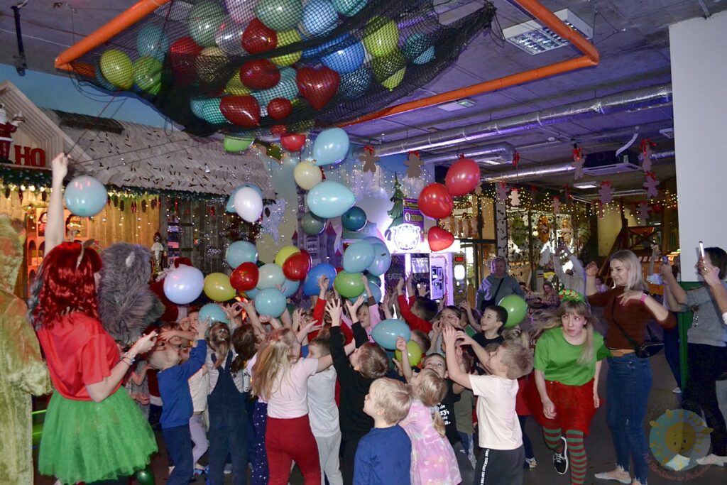 Bawiące się dzieci w Fabryce Misia - Przedszkole Samorządowe Nr 2 Pod Słonkiem w Białymstoku