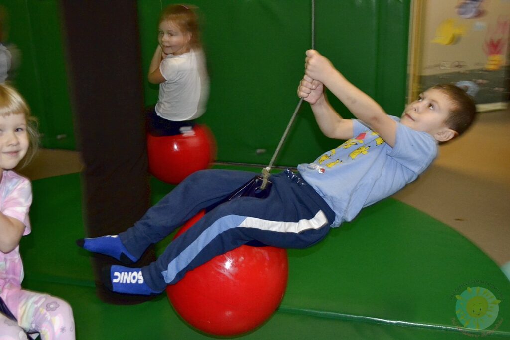 Bawiące się dzieci w Fabryce Misia - Przedszkole Samorządowe Nr 2 Pod Słonkiem w Białymstoku