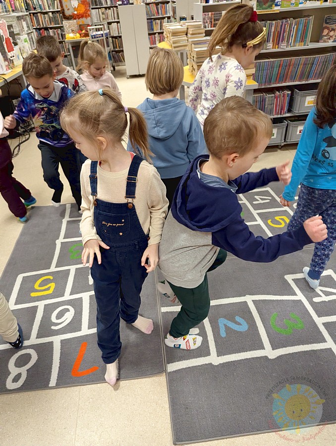 Dzieci na zajęciach w książnicy - Przedszkole Samorządowe Nr 2 Pod Słonkiem w Białymstoku
