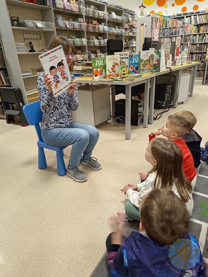 Dzieci na zajęciach w książnicy - Przedszkole Samorządowe Nr 2 Pod Słonkiem w Białymstoku