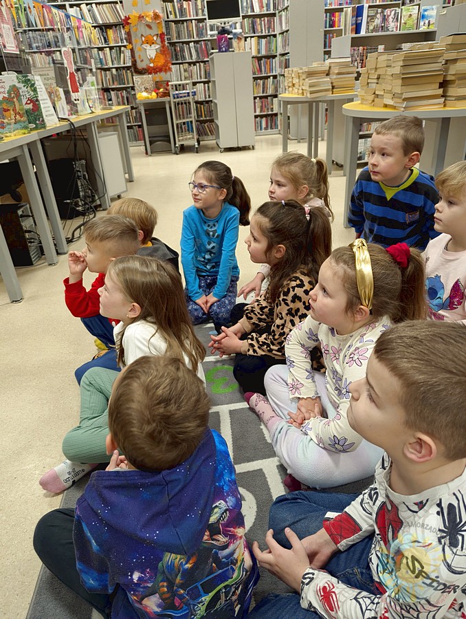 Dzieci na zajęciach w książnicy - Przedszkole Samorządowe Nr 2 Pod Słonkiem w Białymstoku