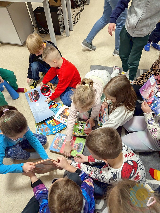 Dzieci na zajęciach w książnicy - Przedszkole Samorządowe Nr 2 Pod Słonkiem w Białymstoku