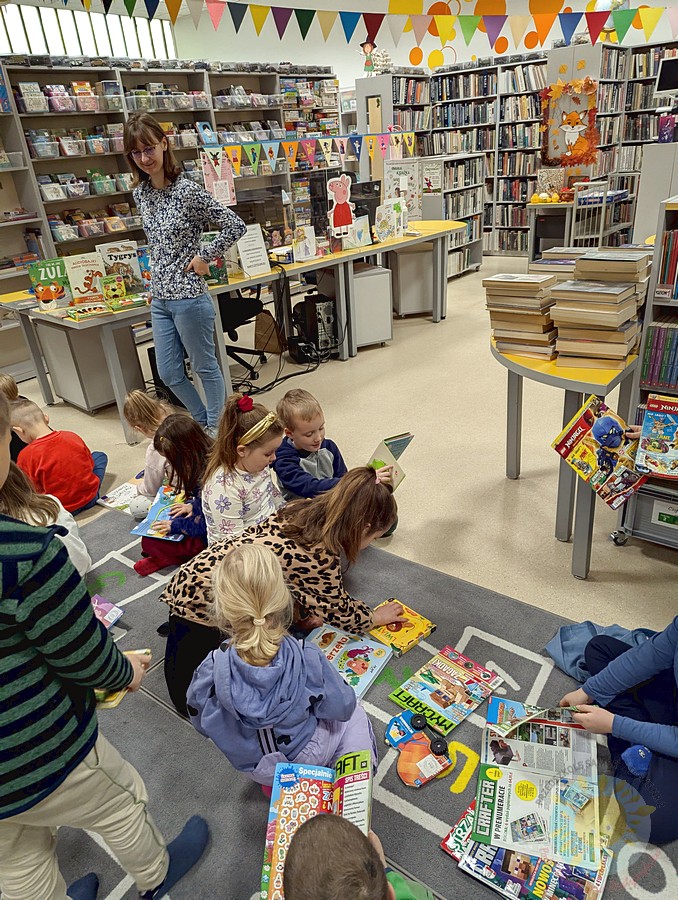Dzieci na zajęciach w książnicy - Przedszkole Samorządowe Nr 2 Pod Słonkiem w Białymstoku