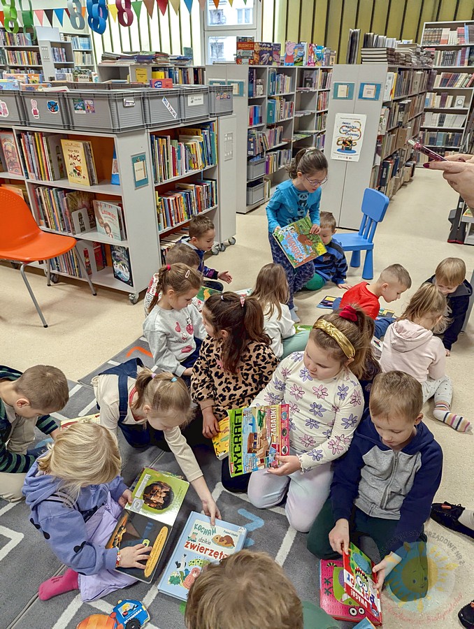 Dzieci na zajęciach w książnicy - Przedszkole Samorządowe Nr 2 Pod Słonkiem w Białymstoku