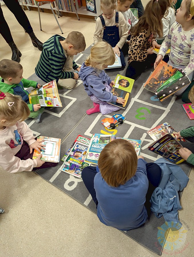 Dzieci na zajęciach w książnicy - Przedszkole Samorządowe Nr 2 Pod Słonkiem w Białymstoku