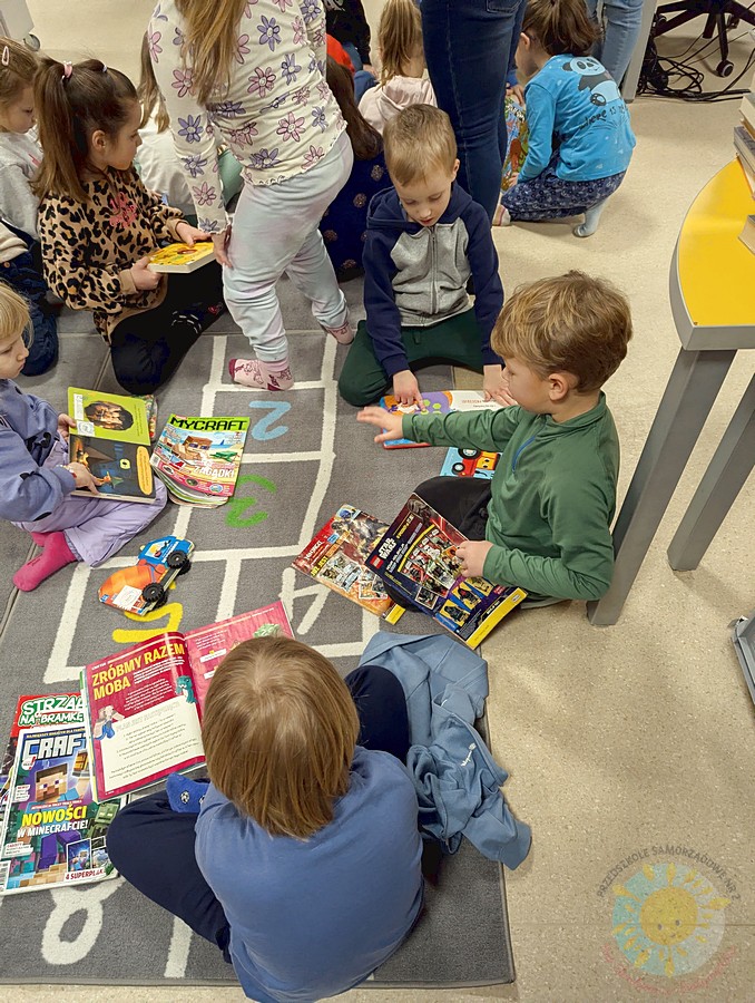 Dzieci na zajęciach w książnicy - Przedszkole Samorządowe Nr 2 Pod Słonkiem w Białymstoku