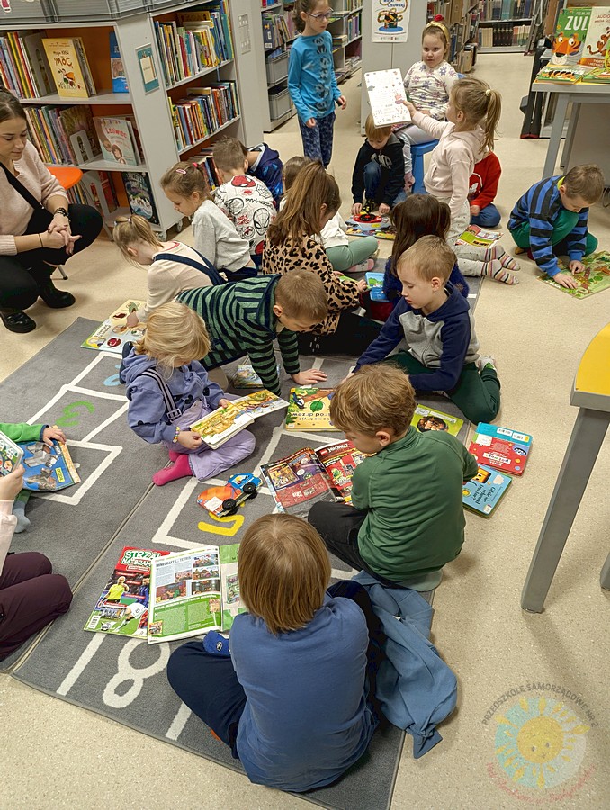 Dzieci na zajęciach w książnicy - Przedszkole Samorządowe Nr 2 Pod Słonkiem w Białymstoku