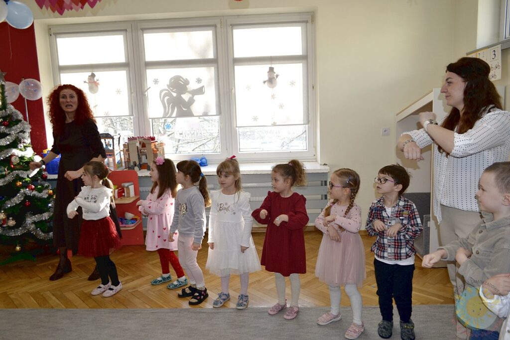 Dziadkowie na inscenizacji z okazji ich świeta - Przedszkole Samorządowe Nr 2 Pod Słonkiem w Białymstoku