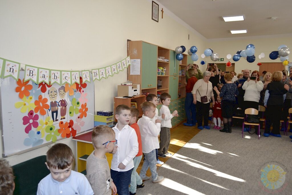 Dziadkowie na inscenizacji z okazji ich świeta - Przedszkole Samorządowe Nr 2 Pod Słonkiem w Białymstoku