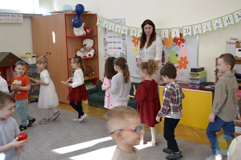 Dziadkowie na inscenizacji z okazji ich świeta - Przedszkole Samorządowe Nr 2 Pod Słonkiem w Białymstoku