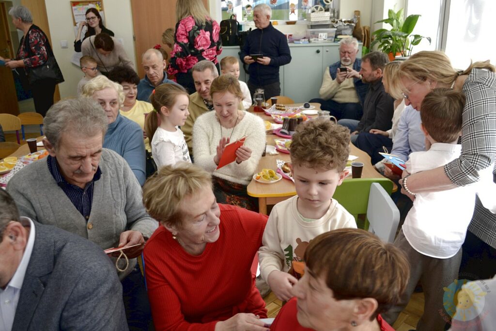 Dziadkowie na inscenizacji z okazji ich świeta - Przedszkole Samorządowe Nr 2 Pod Słonkiem w Białymstoku