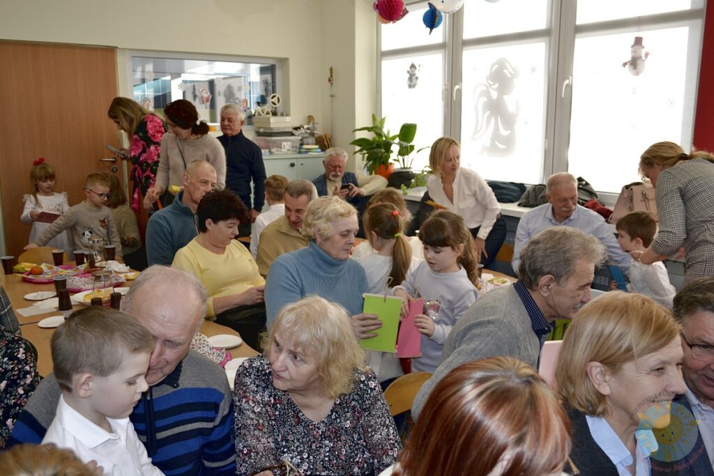 Dziadkowie na inscenizacji z okazji ich świeta - Przedszkole Samorządowe Nr 2 Pod Słonkiem w Białymstoku