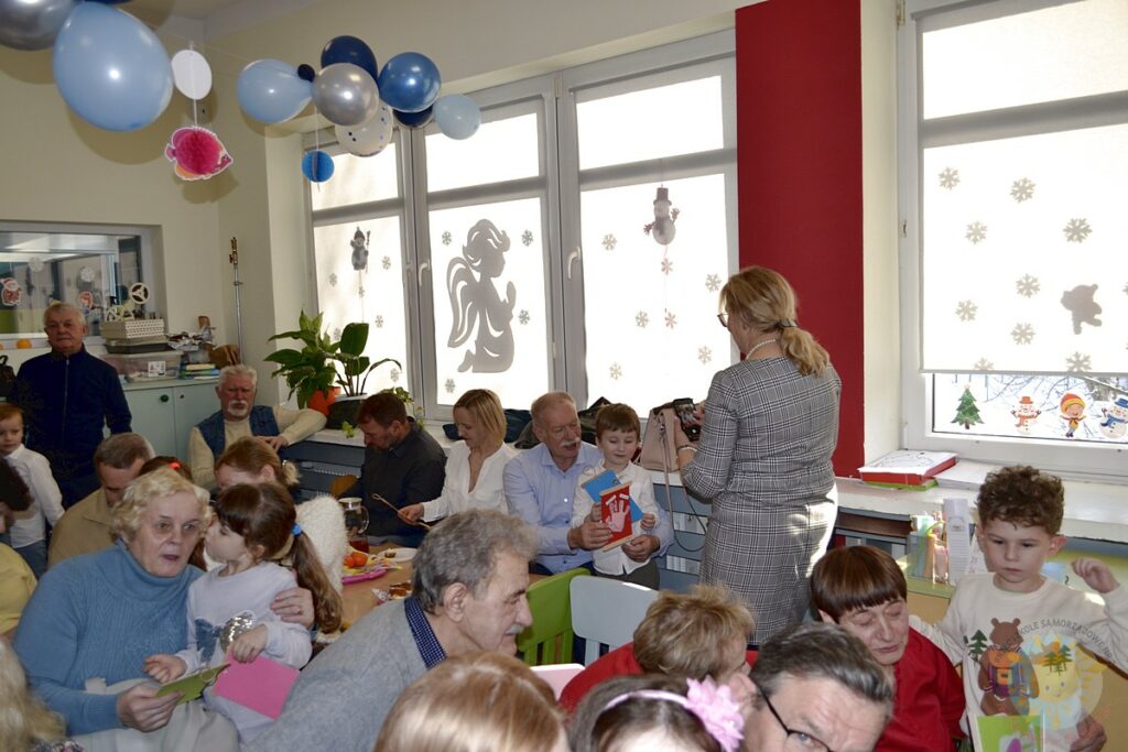 Dziadkowie na inscenizacji z okazji ich świeta - Przedszkole Samorządowe Nr 2 Pod Słonkiem w Białymstoku