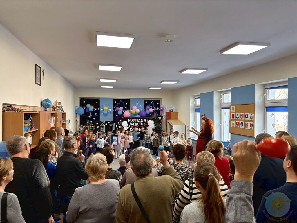 Dziadkowie na inscenizacji z okazji ich świeta - Przedszkole Samorządowe Nr 2 Pod Słonkiem w Białymstoku
