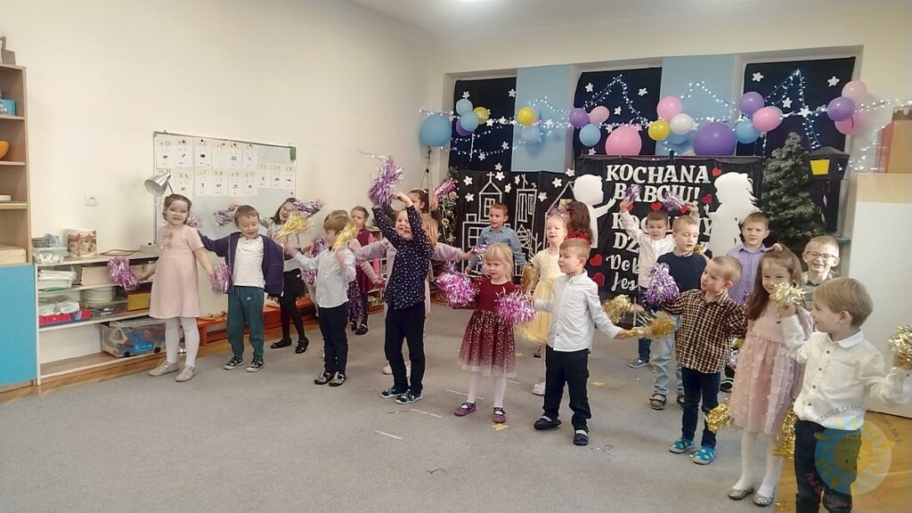 Dziadkowie na inscenizacji z okazji ich świeta - Przedszkole Samorządowe Nr 2 Pod Słonkiem w Białymstoku