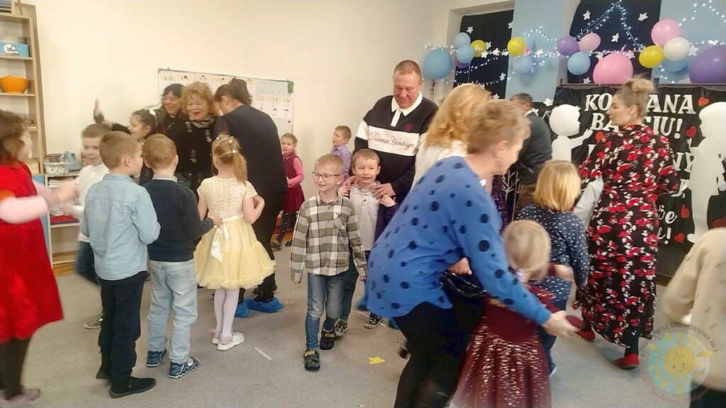 Dziadkowie na inscenizacji z okazji ich świeta - Przedszkole Samorządowe Nr 2 Pod Słonkiem w Białymstoku