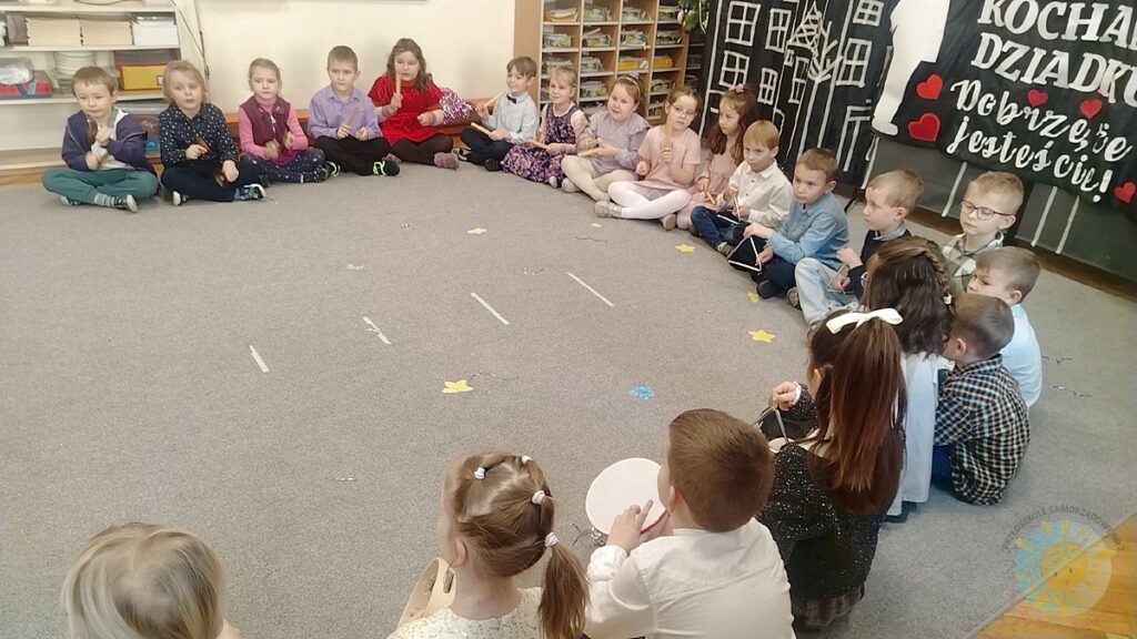Dziadkowie na inscenizacji z okazji ich świeta - Przedszkole Samorządowe Nr 2 Pod Słonkiem w Białymstoku