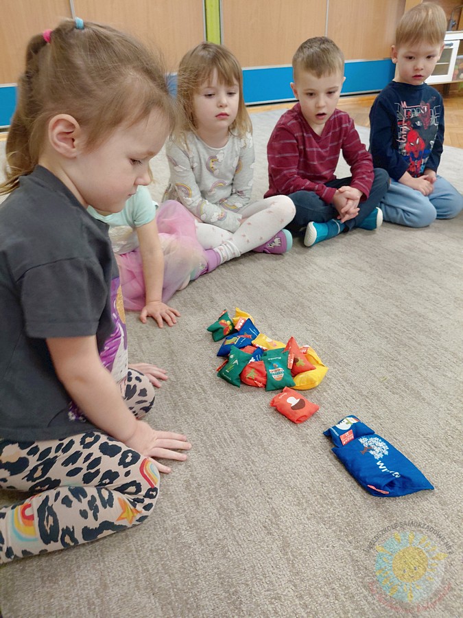 Bawiące się dzieci na dywanie przedszkolnym - Przedszkole Samorządowe Nr 2 Pod Słonkiem w Białymstoku