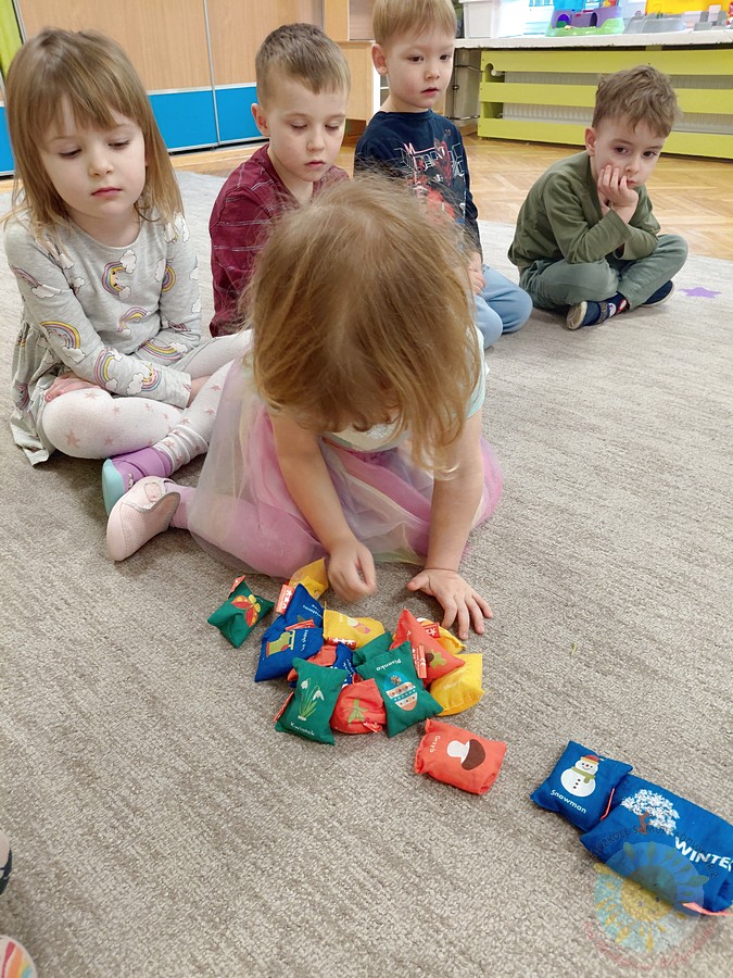 Bawiące się dzieci na dywanie przedszkolnym - Przedszkole Samorządowe Nr 2 Pod Słonkiem w Białymstoku