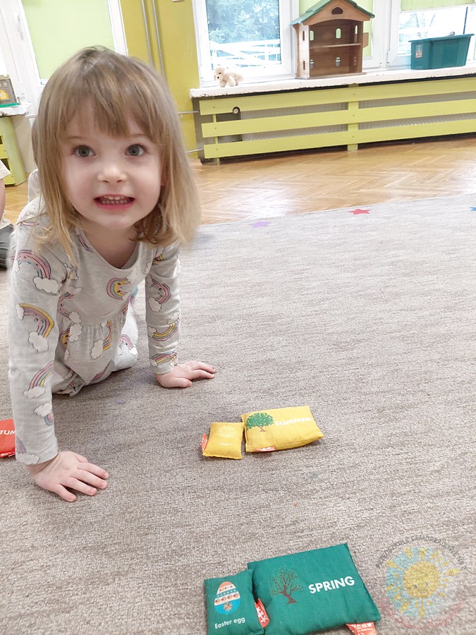 Bawiące się dzieci na dywanie przedszkolnym - Przedszkole Samorządowe Nr 2 Pod Słonkiem w Białymstoku