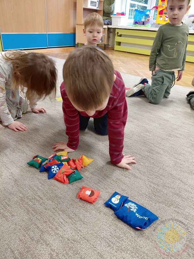 Bawiące się dzieci na dywanie przedszkolnym - Przedszkole Samorządowe Nr 2 Pod Słonkiem w Białymstoku