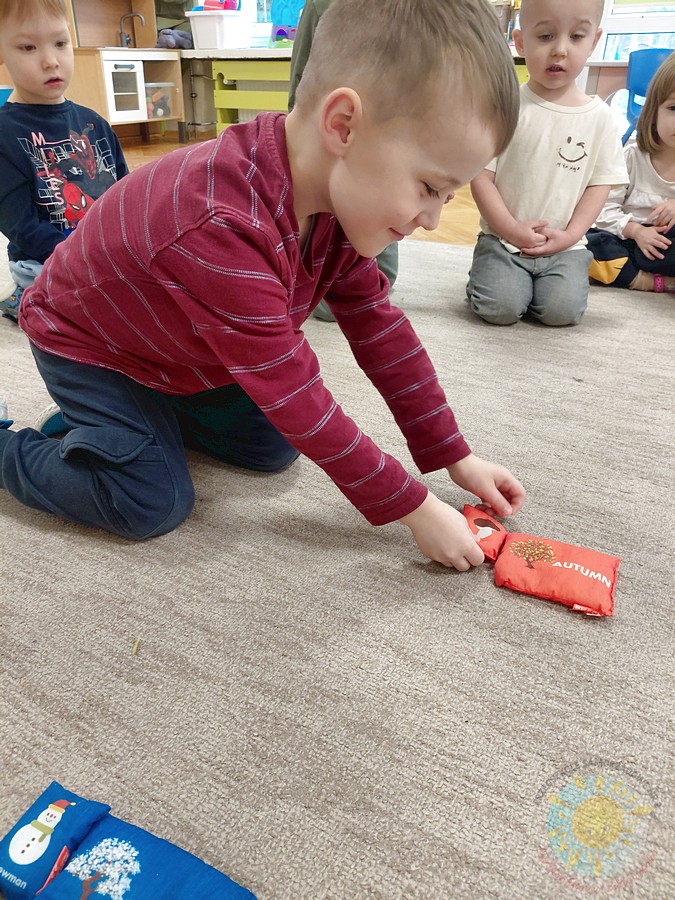 Bawiące się dzieci na dywanie przedszkolnym - Przedszkole Samorządowe Nr 2 Pod Słonkiem w Białymstoku