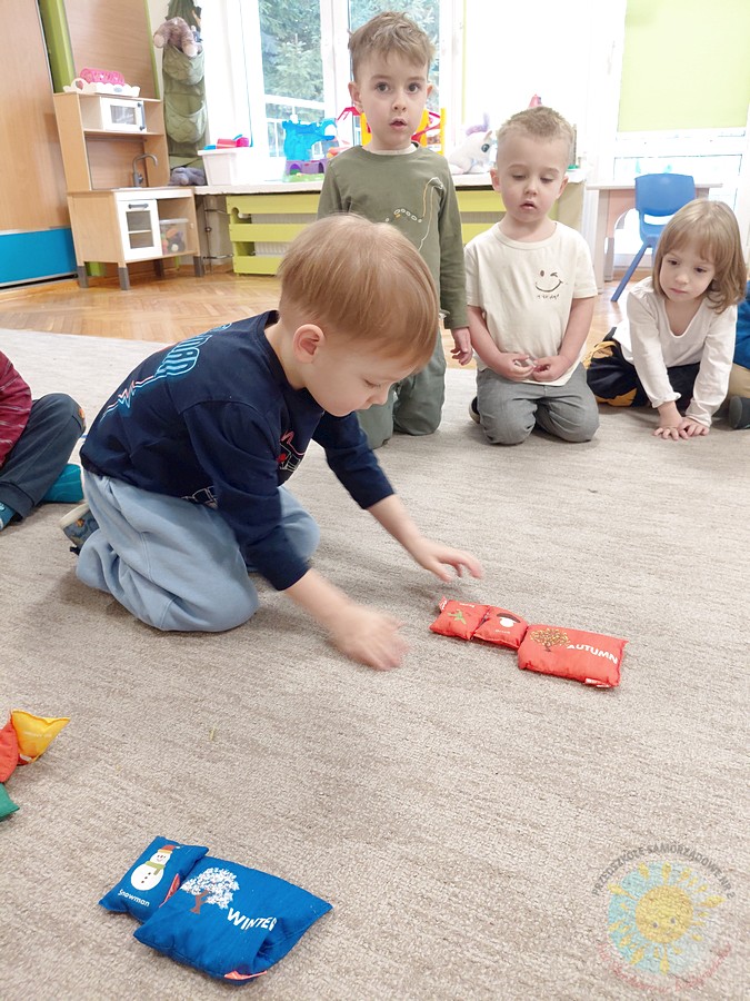 Bawiące się dzieci na dywanie przedszkolnym - Przedszkole Samorządowe Nr 2 Pod Słonkiem w Białymstoku