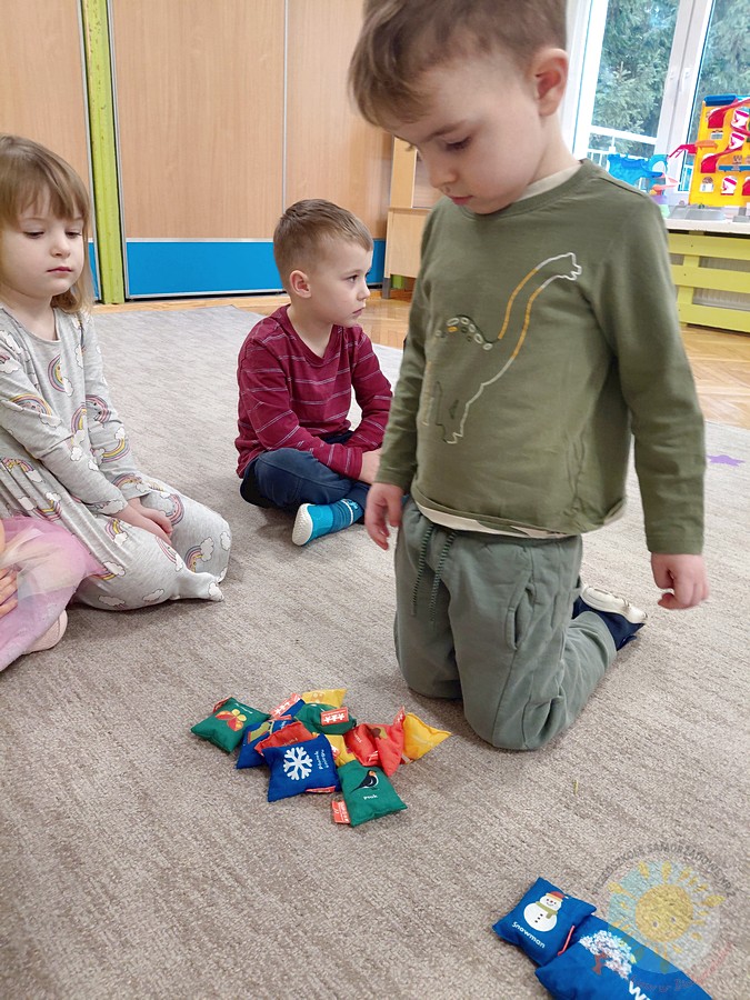 Bawiące się dzieci na dywanie przedszkolnym - Przedszkole Samorządowe Nr 2 Pod Słonkiem w Białymstoku