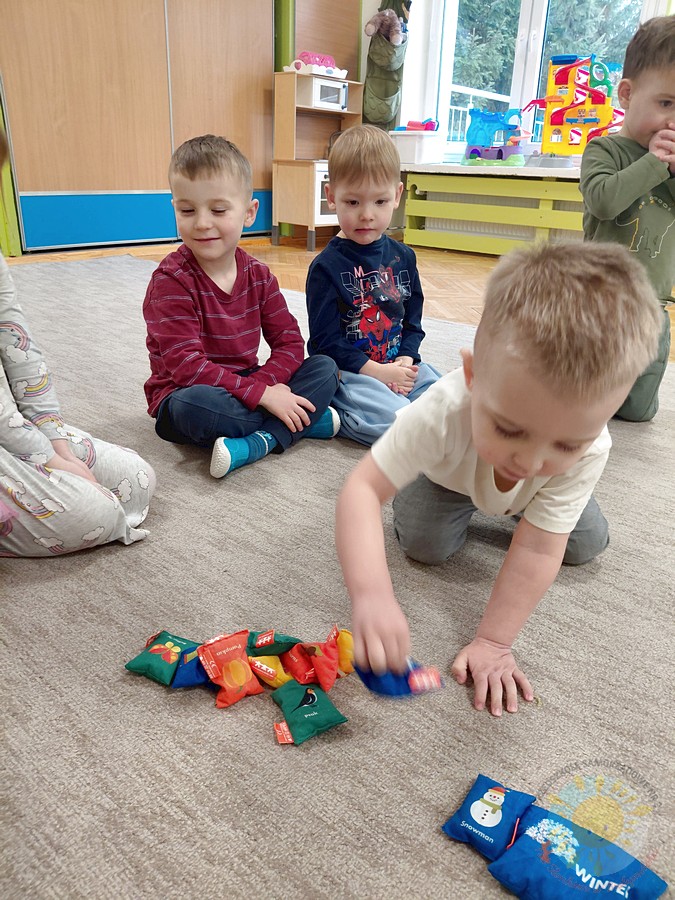 Bawiące się dzieci na dywanie przedszkolnym - Przedszkole Samorządowe Nr 2 Pod Słonkiem w Białymstoku