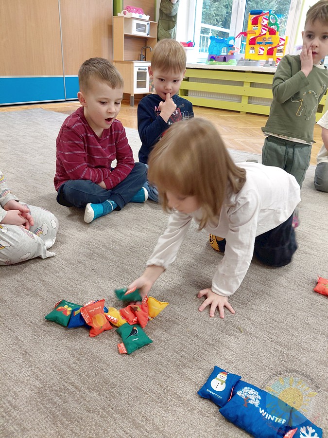 Bawiące się dzieci na dywanie przedszkolnym - Przedszkole Samorządowe Nr 2 Pod Słonkiem w Białymstoku