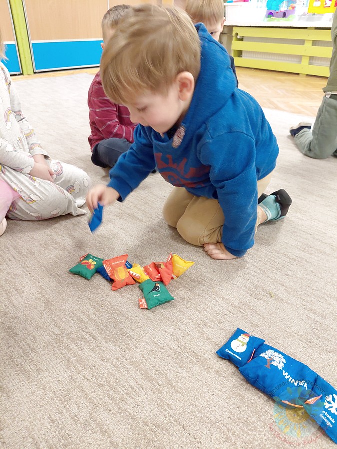 Bawiące się dzieci na dywanie przedszkolnym - Przedszkole Samorządowe Nr 2 Pod Słonkiem w Białymstoku