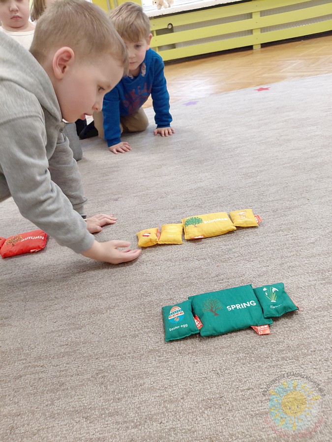 Bawiące się dzieci na dywanie przedszkolnym - Przedszkole Samorządowe Nr 2 Pod Słonkiem w Białymstoku