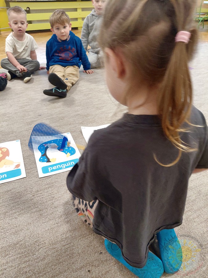 Bawiące się dzieci na dywanie przedszkolnym - Przedszkole Samorządowe Nr 2 Pod Słonkiem w Białymstoku