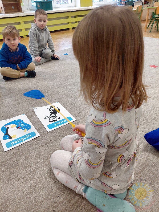 Bawiące się dzieci na dywanie przedszkolnym - Przedszkole Samorządowe Nr 2 Pod Słonkiem w Białymstoku