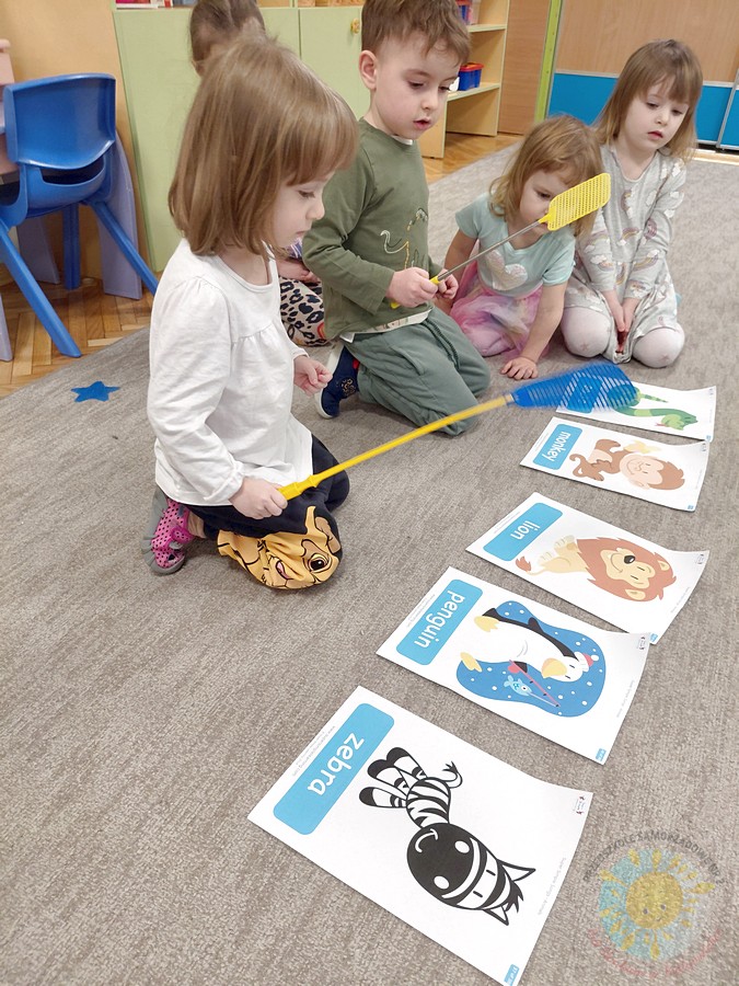 Bawiące się dzieci na dywanie przedszkolnym - Przedszkole Samorządowe Nr 2 Pod Słonkiem w Białymstoku