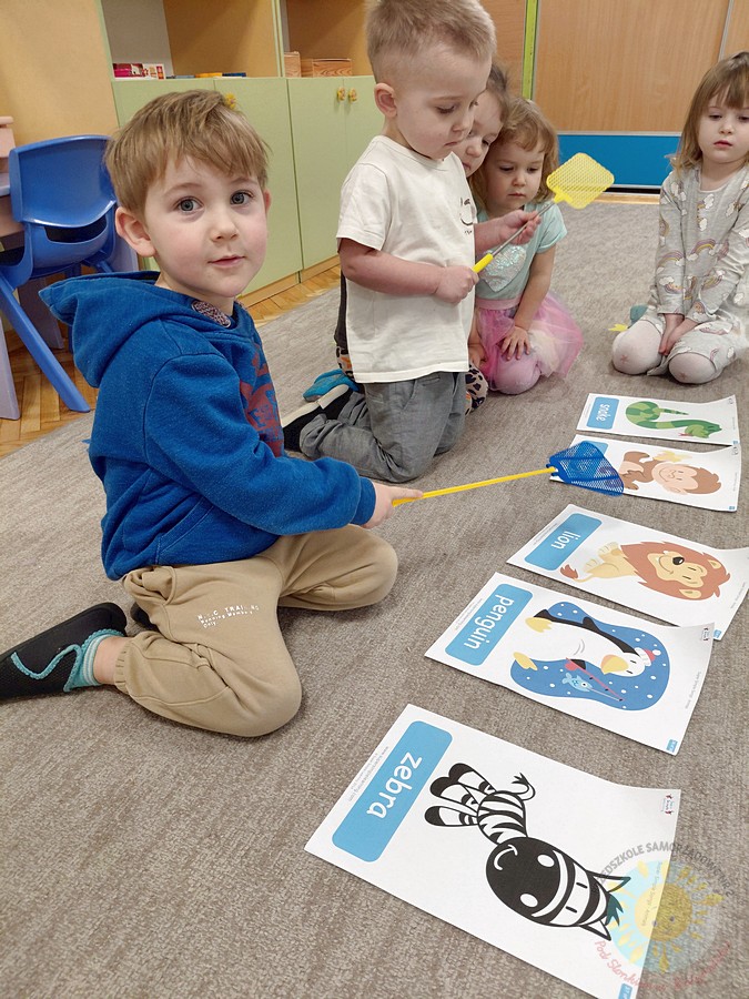 Bawiące się dzieci na dywanie przedszkolnym - Przedszkole Samorządowe Nr 2 Pod Słonkiem w Białymstoku