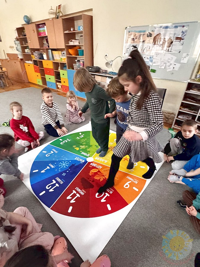 Dzieci w wieku przedszkolnym biorące udział w zajęciach w przedszkolu - Przedszkole Samorządowe Nr 2 Pod Słonkiem w Białymstoku