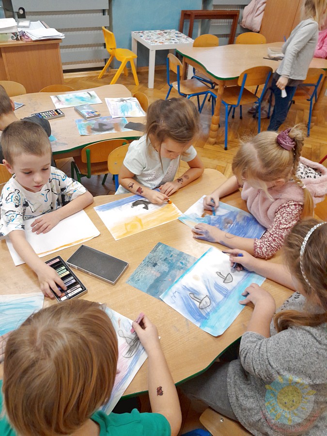 Dzieci w wieku przedszkolnym biorące udział w zajęciach w przedszkolu - Przedszkole Samorządowe Nr 2 Pod Słonkiem w Białymstoku