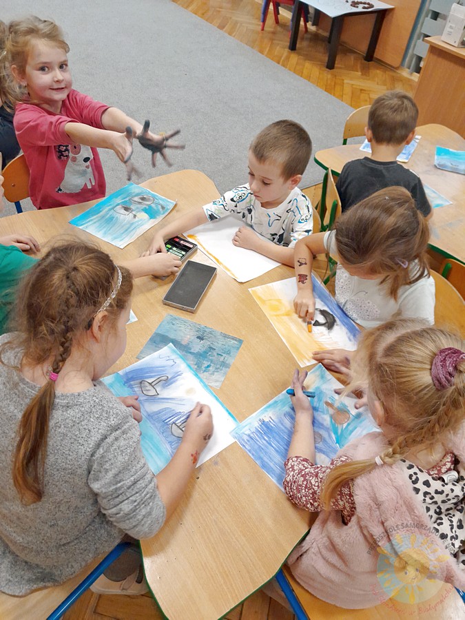 Dzieci w wieku przedszkolnym biorące udział w zajęciach w przedszkolu - Przedszkole Samorządowe Nr 2 Pod Słonkiem w Białymstoku