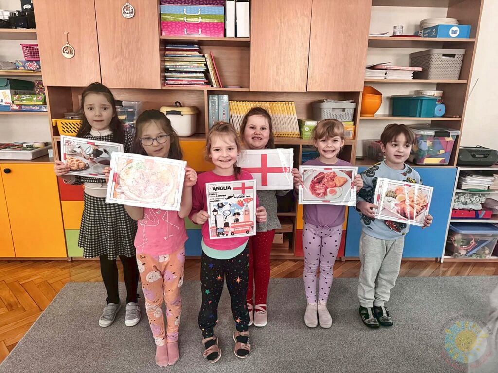 Dzieci w wieku przedszkolnym biorące udział w zajęciach w przedszkolu - Przedszkole Samorządowe Nr 2 Pod Słonkiem w Białymstoku