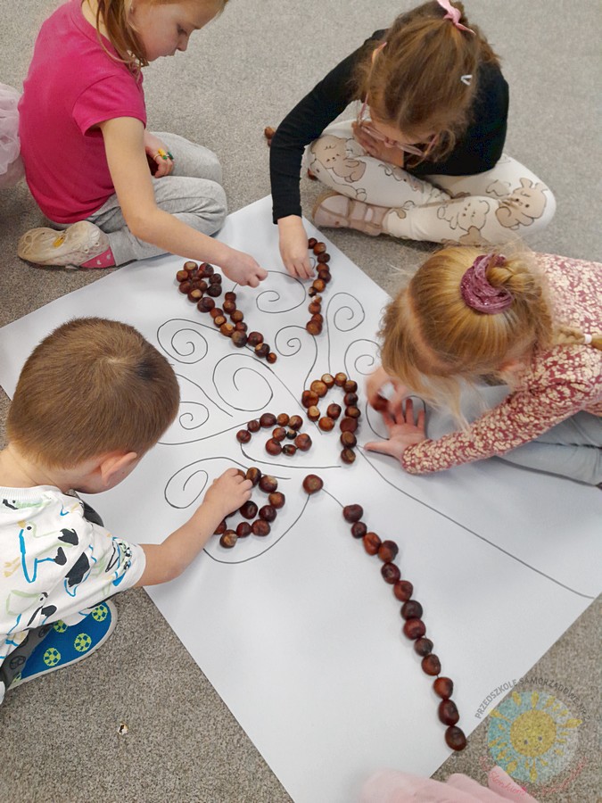 Dzieci w wieku przedszkolnym biorące udział w zajęciach w przedszkolu - Przedszkole Samorządowe Nr 2 Pod Słonkiem w Białymstoku