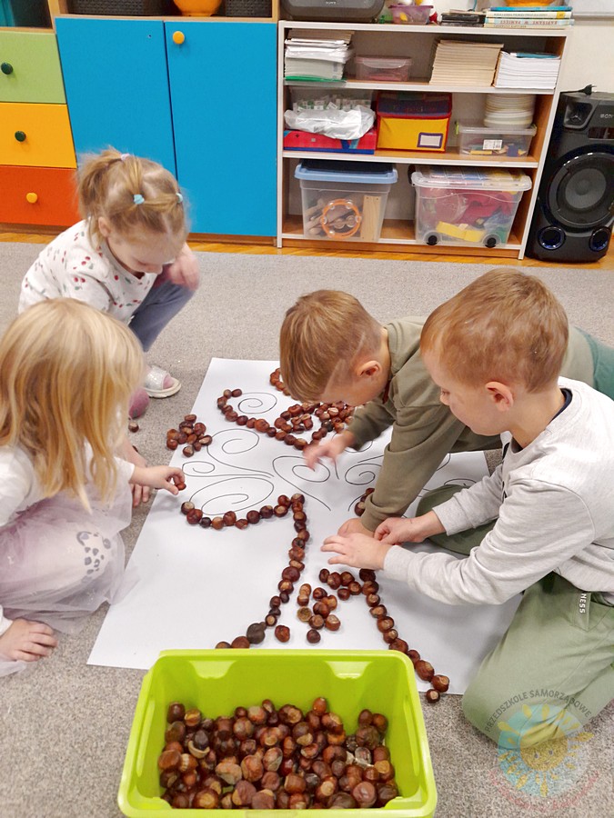 Dzieci w wieku przedszkolnym biorące udział w zajęciach w przedszkolu - Przedszkole Samorządowe Nr 2 Pod Słonkiem w Białymstoku